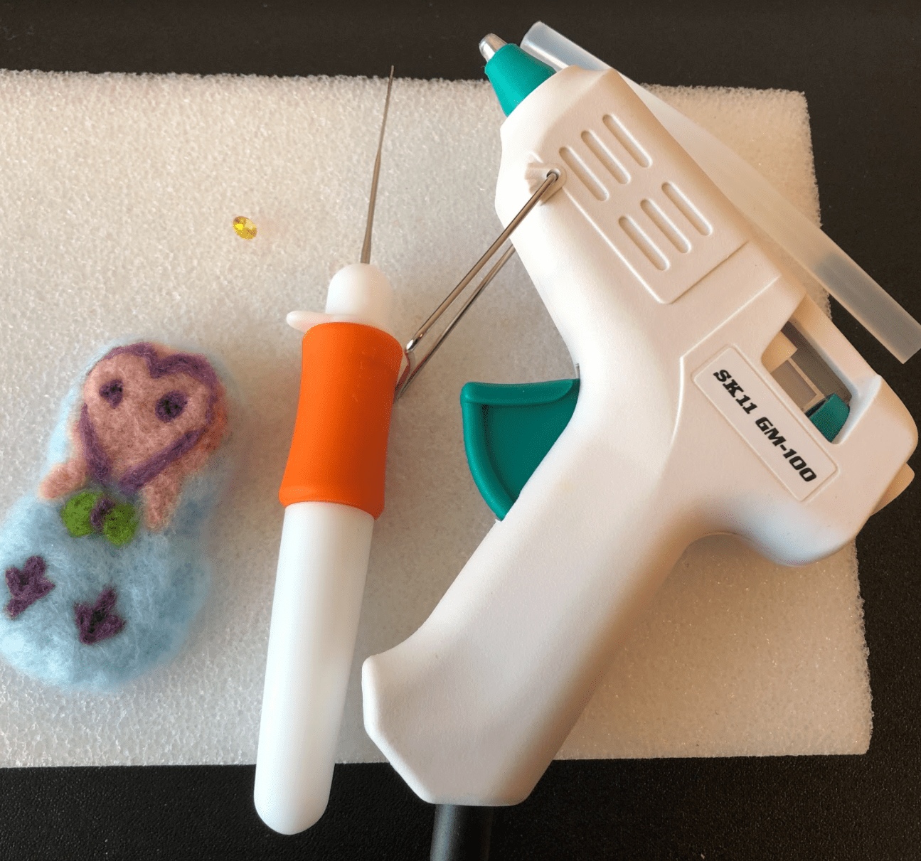 人工ダイヤ羊毛フェルトふくろう製作途中