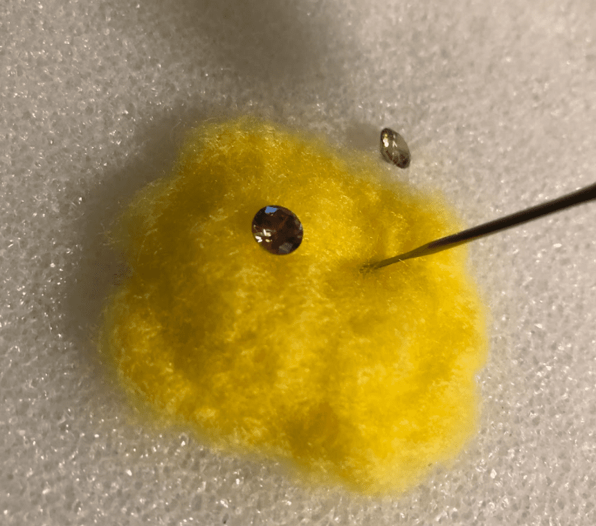 人工ダイヤ羊毛フェルト鉄虎製作途中