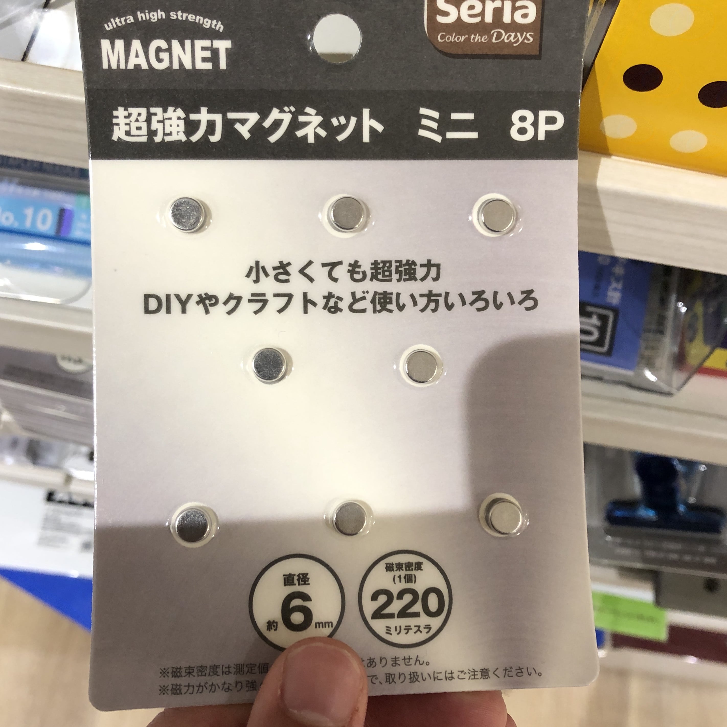 ドアや冷蔵庫に缶バッチ貼り付け